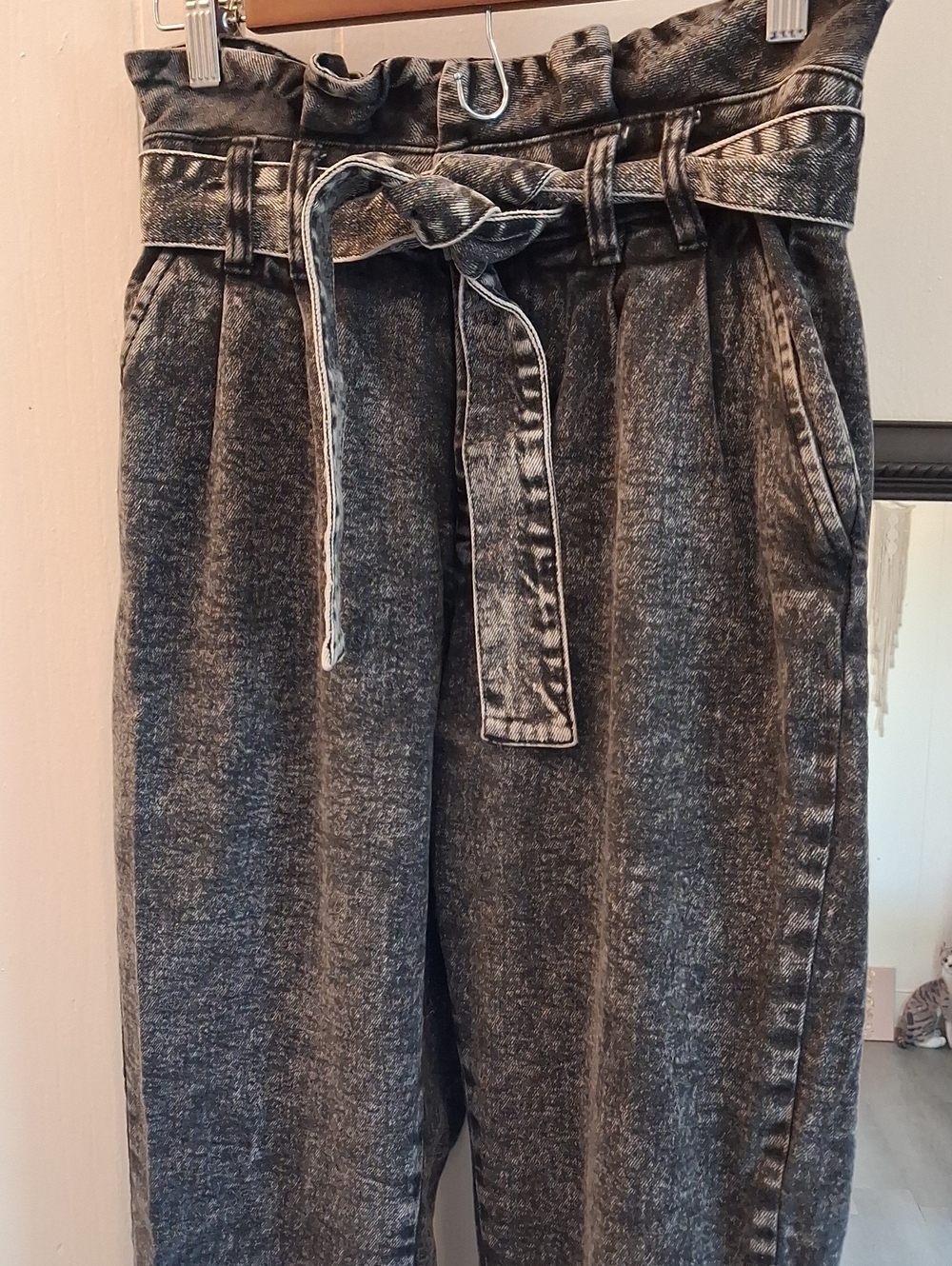 Who What Wear Women's Acid Washed Black Paperbag Waist Jeans with Self-Tie Belt